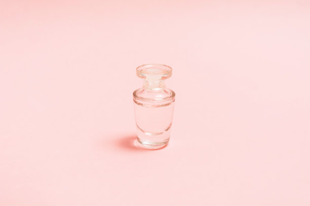 透明香水瓶中的化妆品香液图片下载