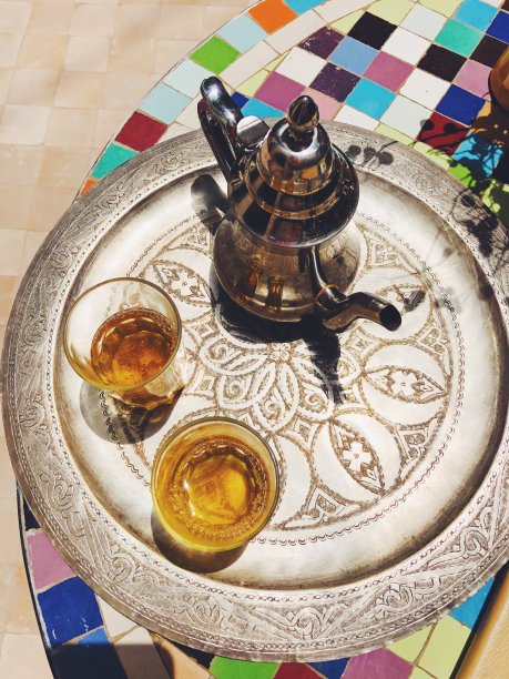 摩洛哥薄荷茶放在华丽的铁壶和玻璃杯中。图片下载