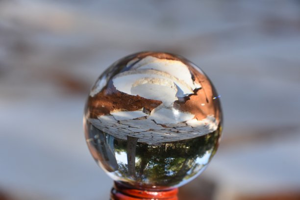 水晶球中新花园里的踏脚石图片下载