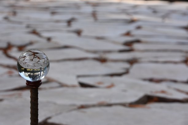 水晶球中新花园里的踏脚石图片下载