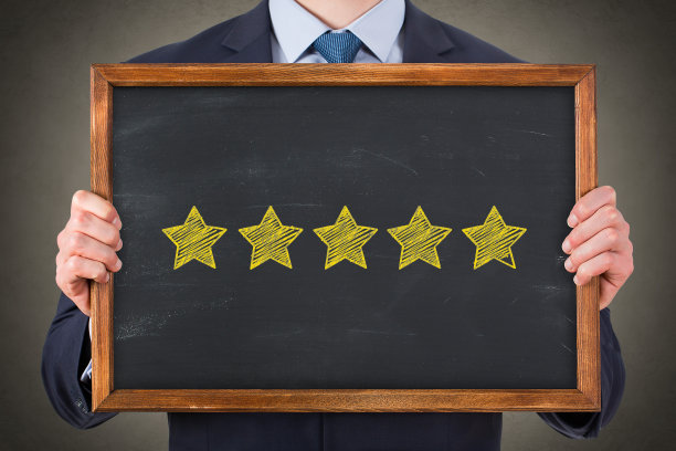 以黑板为背景的顾客满意概念图片下载