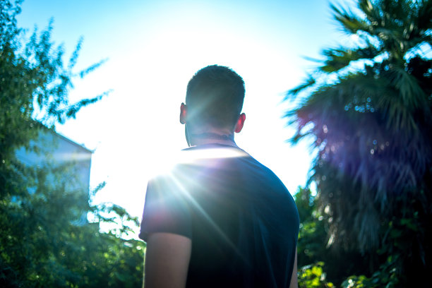 人们看着太阳图片下载