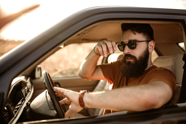 赶时髦的人开着他的老爷车图片下载