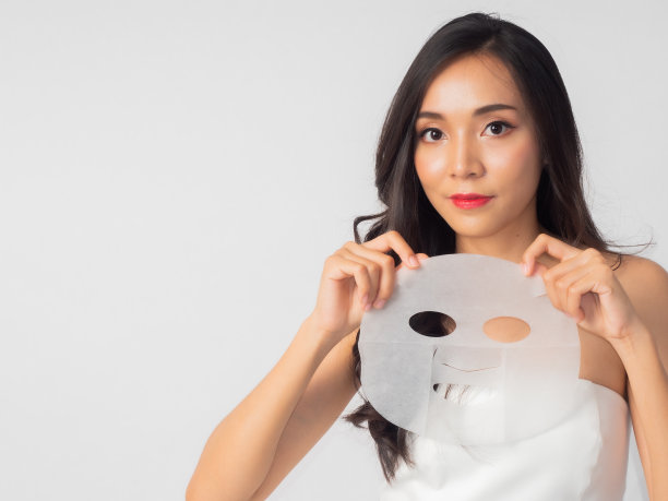 肖像亚洲美女。特写美女皮肤脸小女孩。白色背景隔离图片下载