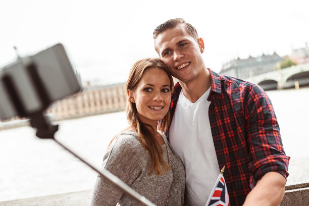 一对夫妇在伦敦自拍图片下载