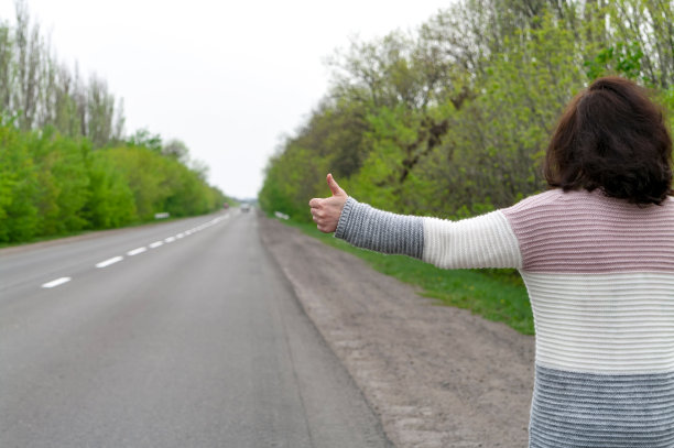 女人搭便车。图片下载