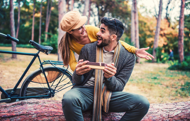 约会。一个年轻女子送了一份生日礼物给她的男朋友一个惊喜。爱和关系图片下载