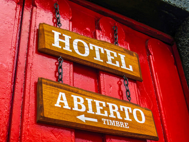 酒店门口挂着西班牙文的招牌图片下载