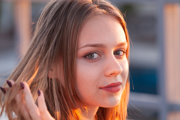 美丽的金发欧洲少女图片下载