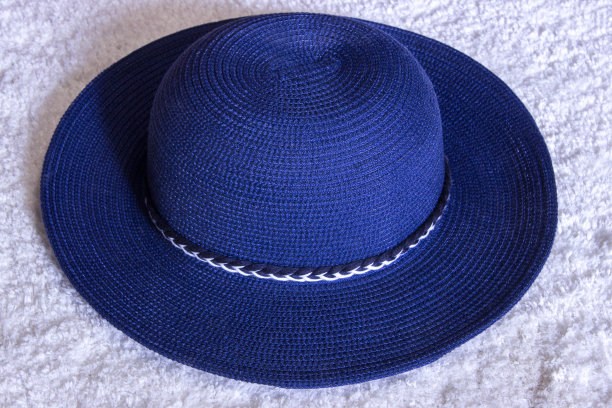 蓝色的夏季帽子在白色的背景图片下载