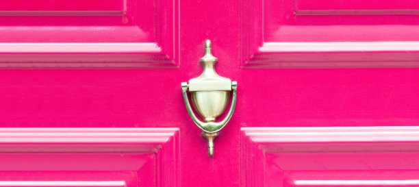 古老的复古古董金色黄铜门环或门把手抽象的紫色或粉红色木门上的敲门与复制自由的空间图片下载