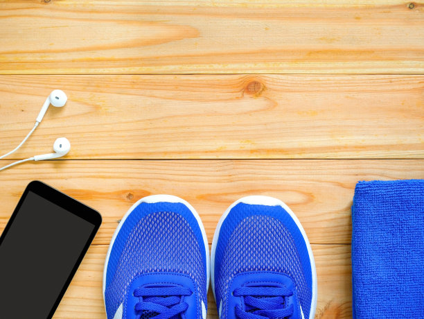 木制背景上的锻炼和健身设备图片下载