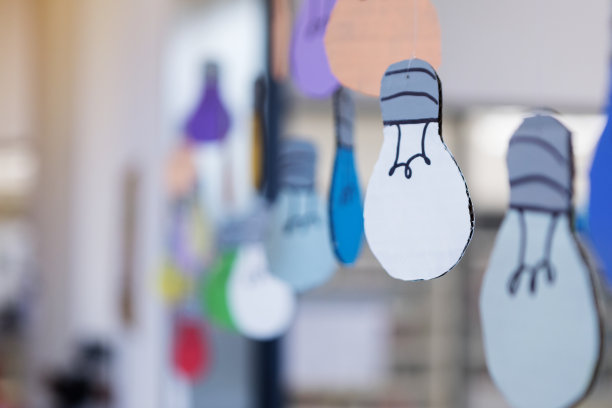 近距离的纸灯泡在学校建筑图片下载