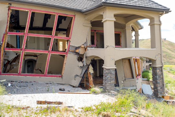 当地面向下移动时，新房子的粉刷外墙会出现裂缝和破裂图片下载
