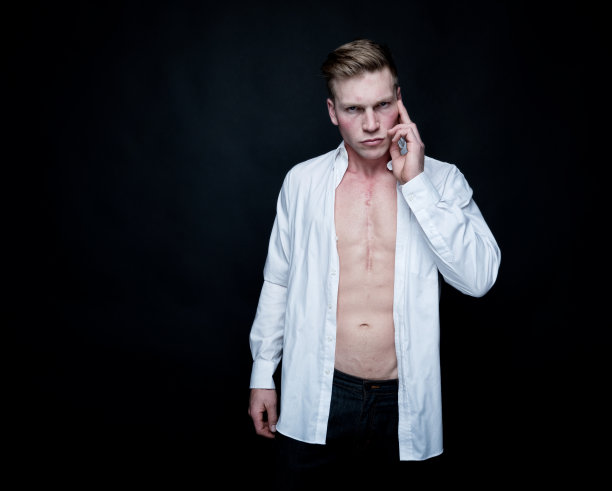 穿着白衬衫的帅气男子图片下载