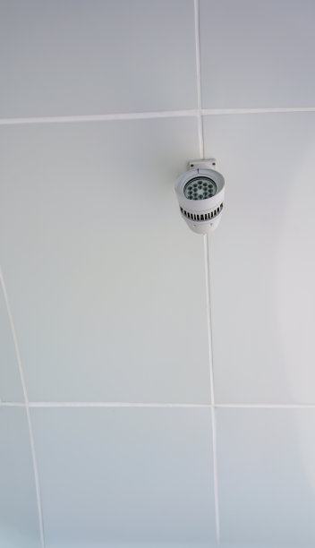 LED射灯悬挂于现代住宅、商店或办公楼的天花板上。图片下载