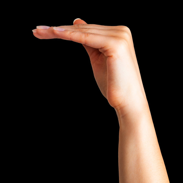 女人的手就像房子的屋顶。与剪切路径隔离。图片下载