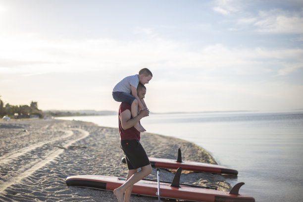 爸爸和儿子在海滩上玩图片下载