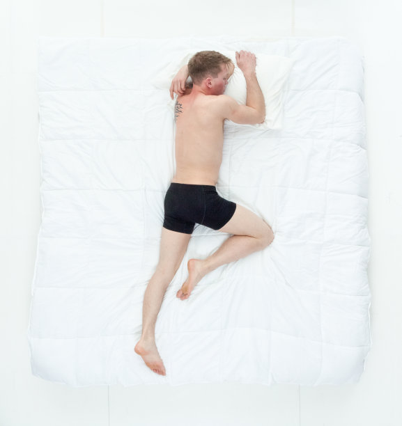 有魅力的男人在床上穿着内衣，上面的观点图片下载