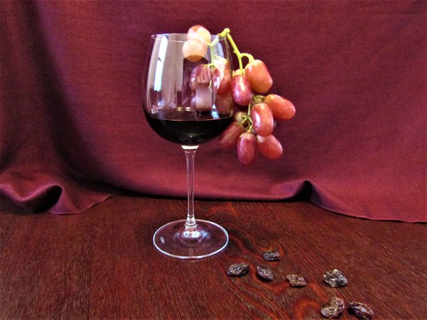 生活的寓言。红酒、葡萄和葡萄干。图片下载