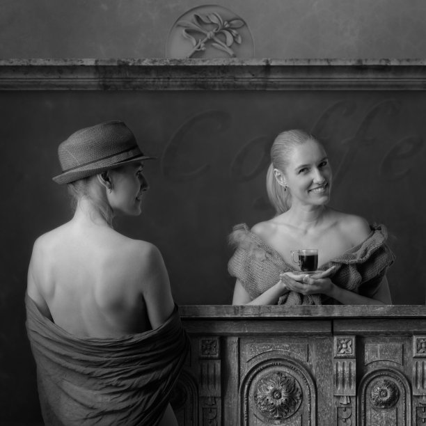 迷人的金发女郎在酒吧喝咖啡。图片下载