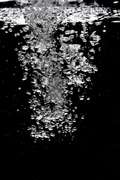 水下气泡，黑色背景图片下载