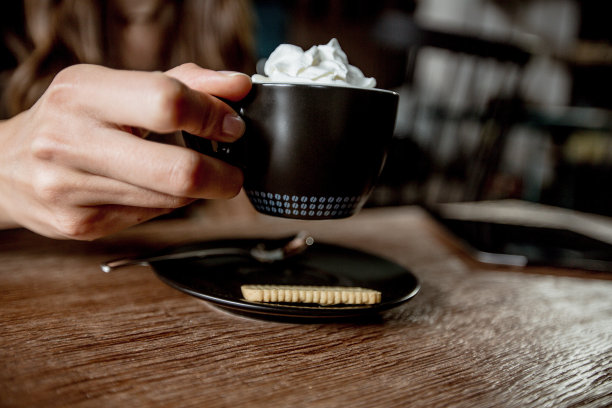 享受美味的摩卡咖啡图片下载