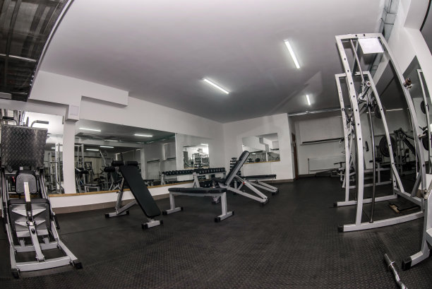 鱼眼效应的现代和轻健身设备图片下载