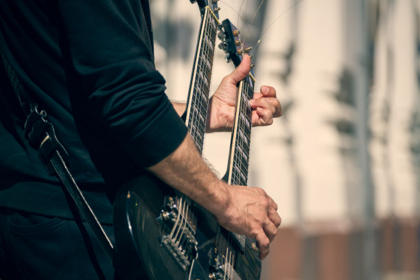 街的吉他手图片下载