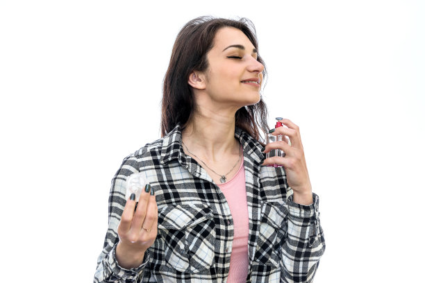 女人与香水瓶隔离在白色图片下载