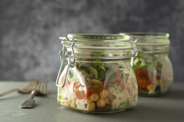 玻璃罐中的新鲜蔬菜沙拉。饮食、排毒、清洁饮食和素食概念，复制空间。图片下载