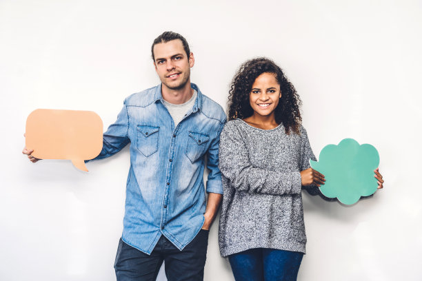 两个朋友一起举着一个语音气泡图标图片下载