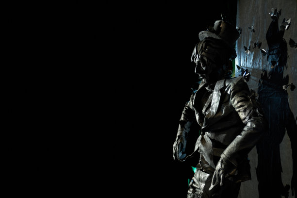 年轻男演员表演哑剧的肖像图片下载