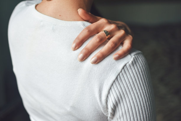 女人和僵硬的肩膀图片下载