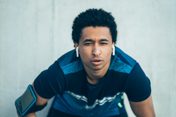 精疲力竭的运动员喘着气图片下载