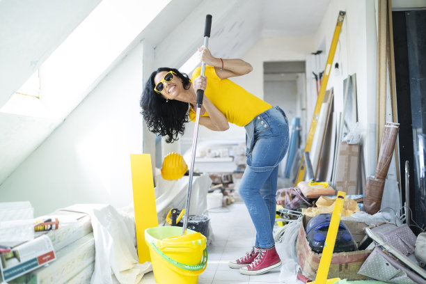 女人在家打扫卫生，玩得很开心图片下载