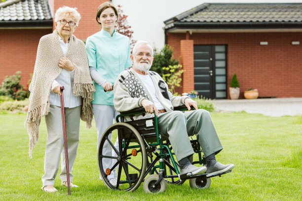 老夫妇和护工住在养老院图片下载