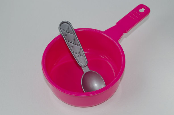 塑料儿童盘子粉红色的白色背景孤立图片下载