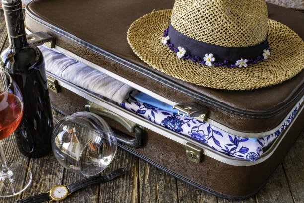 为暑假准备的行李箱，复古、复古、旧行李箱图片下载