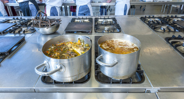 在餐厅厨房做肉汤。图片下载
