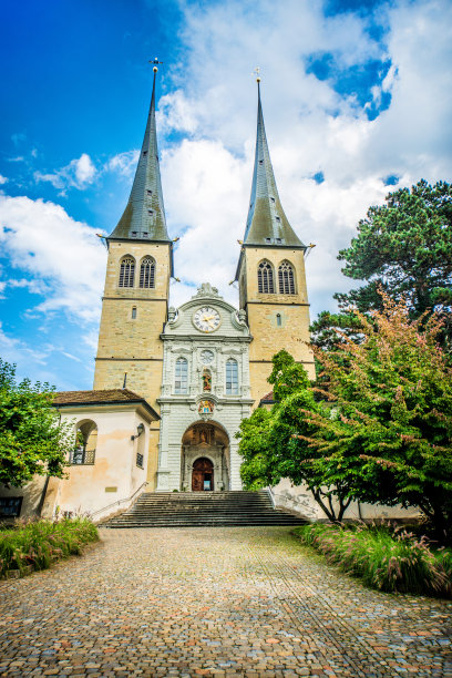 瑞士卢塞恩圣利德加教堂附近的公园图片下载