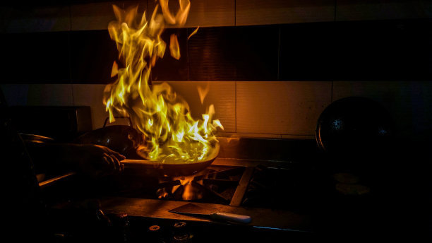 火从厨房的煎锅里冒出来图片下载