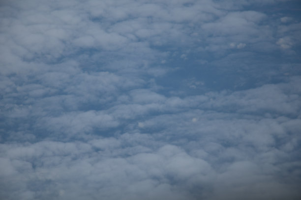 从飞机窗口鸟瞰蓝天白云图片下载