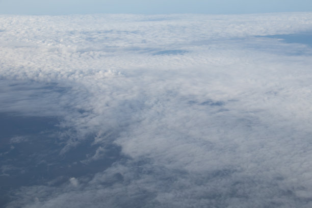 从飞机窗口鸟瞰蓝天白云图片下载