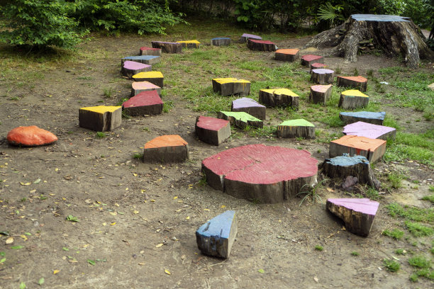 为儿童提供环保的游戏空间。全家人的乐趣。与自然和谐的生态儿童乐园图片下载