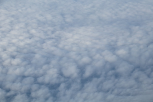 从飞机窗口鸟瞰蓝天白云图片下载