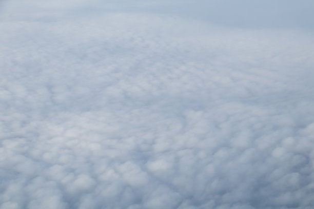 从飞机窗口鸟瞰蓝天白云图片下载