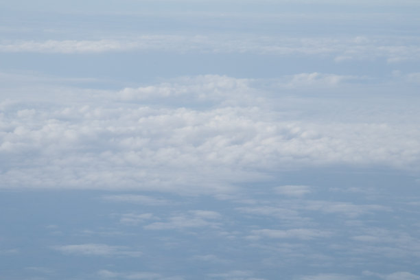 从飞机窗口鸟瞰蓝天白云图片下载