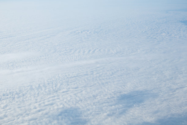 从飞机窗口鸟瞰蓝天白云图片下载