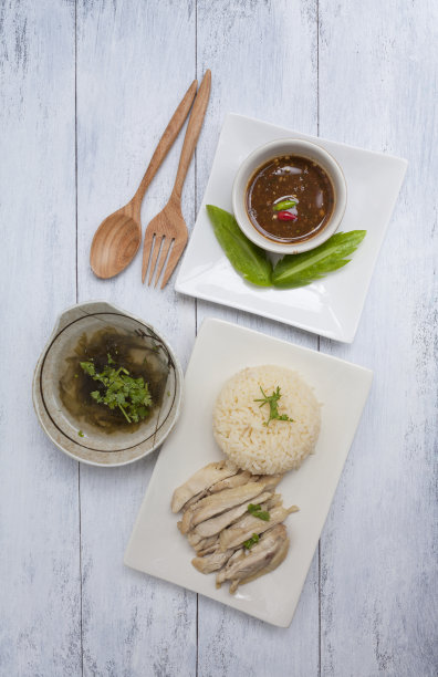 清蒸鸡饭配紫菜汤和辣酱图片下载